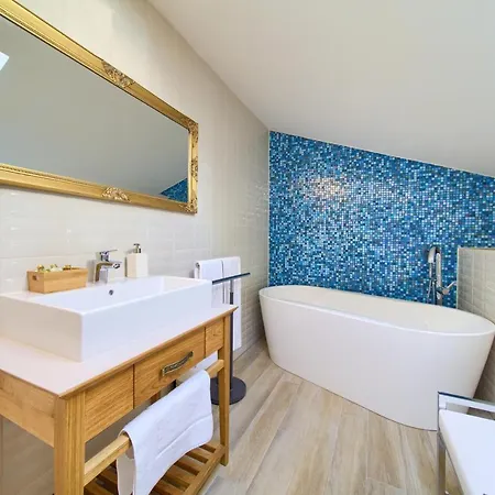 Villa Luxury Ive With Heated Pool, Finnish Sauna, Infrared Sauna, Pet Friendly