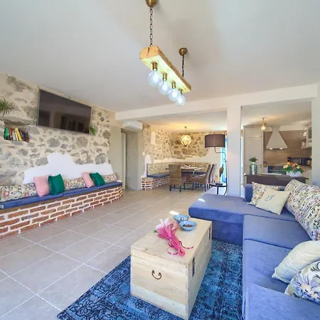 Villa Luxury Ive With Heated Pool, Finnish Sauna, Infrared Sauna, Pet Friendly