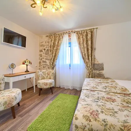 Villa Luxury Ive With Heated Pool, Finnish Sauna, Infrared Sauna, Pet Friendly *